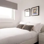 The Spitfire - Renovated 3-Bed House In Cheltenham, Sleeps 8