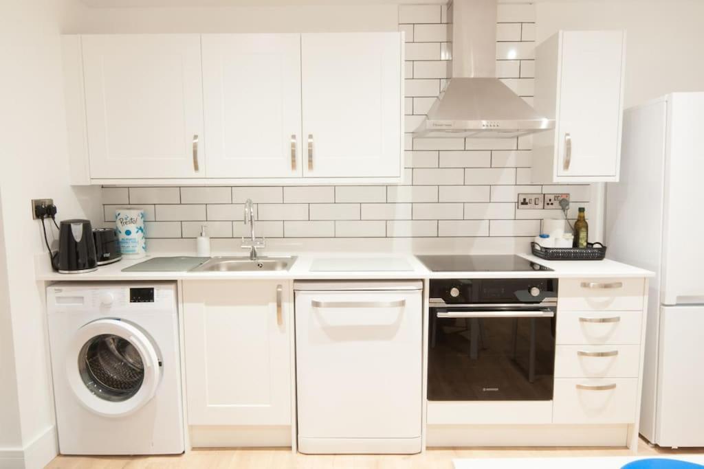 The Spitfire - Renovated 3-bed House In Cheltenham, Sleeps 8 Casa de férias *