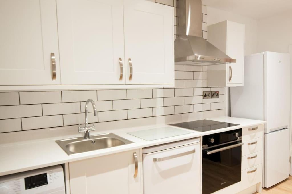 Casa de férias The Spitfire - Renovated 3-bed House In Cheltenham, Sleeps 8 *
