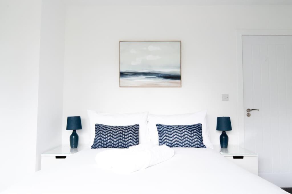 The Spitfire - Renovated 3-bed House In Cheltenham, Sleeps 8 *