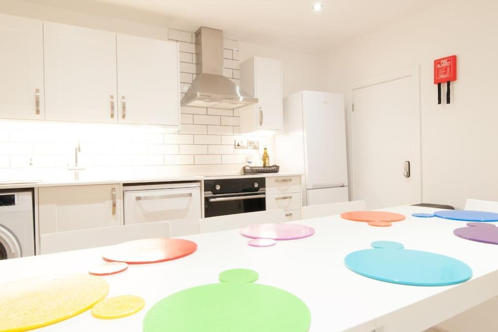 The Spitfire - Renovated 3-bed House In Cheltenham, Sleeps 8 Casa de férias *