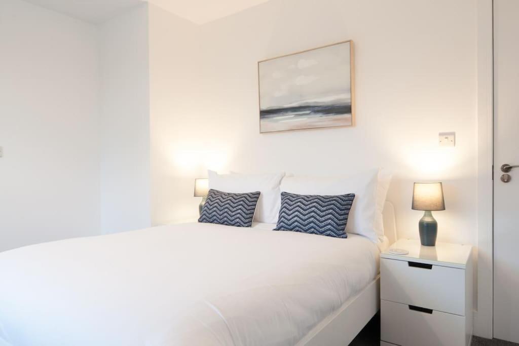 Casa de férias The Spitfire - Renovated 3-bed House In Cheltenham, Sleeps 8 *
